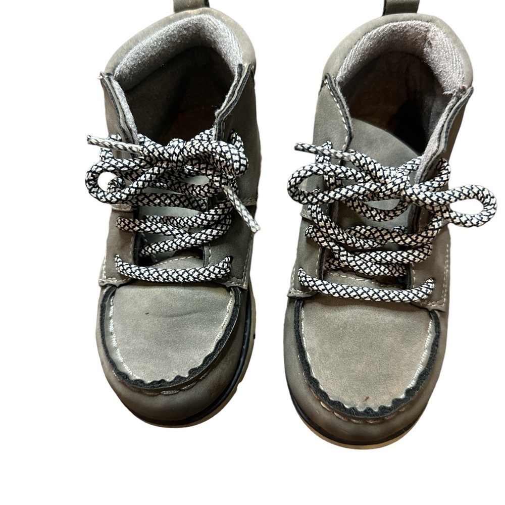 OshKosh children’s boots.‎ Gray size 8. Very good condition